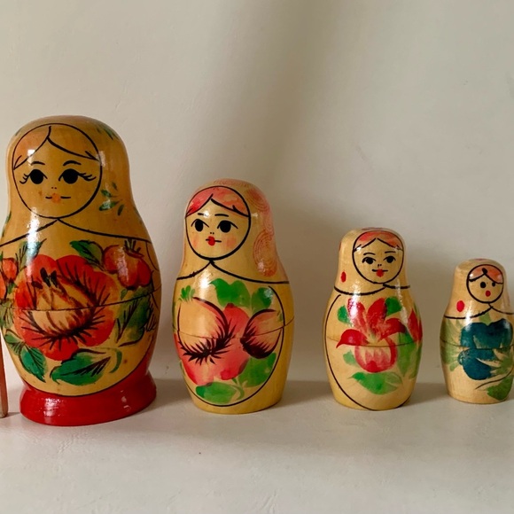 Vintage wooden hand carved Matroyshka nesting doll - Picture 3 of 11